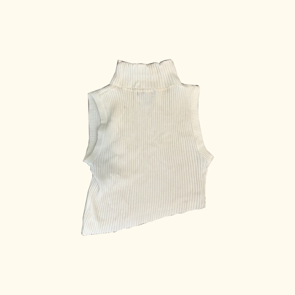 White Forever 21 Asymmetrical Tank Top🕊️ - Picture 2 of 3